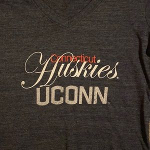 U Conn Huskies size Small ladies V neck t shirt